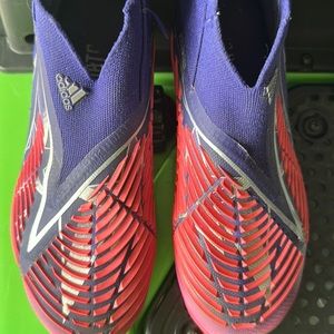 BOYS PREDATOR ADIDAS SOCCER CLEATS ….. GENTLY WORN …..EUC. $200